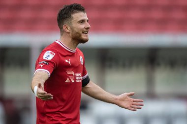 Barnsley 'li Nicky Cadden, 29 Ekim 202' de Oakwell, Barnsley, İngiltere 'de oynanan Sky Bet 1 maçı sonrasında galibiyeti kutluyor.