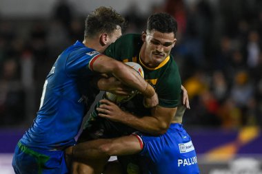 Avustralyalı Nathan Cleary, Rugby Ligi Dünya Kupası 2021 'de Ronnie Palumbo tarafından oynanan karşılaşmada Avustralya' nın İtalya 'ya karşı bütünüyle Wicked Stadyumu, St Helens, Birleşik Krallık, 29 Ekim 202' de mücadele etti.