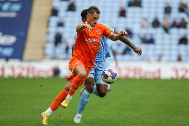 Blackpool 'dan Jerry Yates # 9 ve Coventry City # 2' den Jonathan Panzo... Coventry City - Coventry Building Society Arena, Coventry, Birleşik Krallık, 29 Ekim 202 'de oynanan... Coventry City - Blackpool maçında top mücadelesi veriyor.