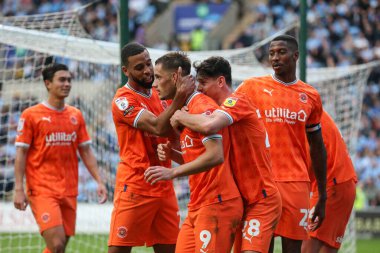 Blackpool 'dan Jerry Yates 29 Ekim 202' de Coventry City 'nin Coventry Building Society Arena' da Blackpool 'a karşı oynadığı Sky Bet Şampiyonası maçında 1-2' lik galibiyetini kutluyor.