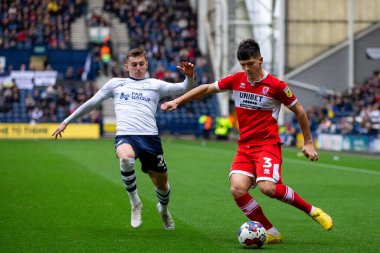 Middlesborough 'dan Ryan Giles 29 Ekim 202' de İngiltere 'nin Deepdale kentinde oynanan Sky Bet Şampiyonası maçında topu geçiyor.