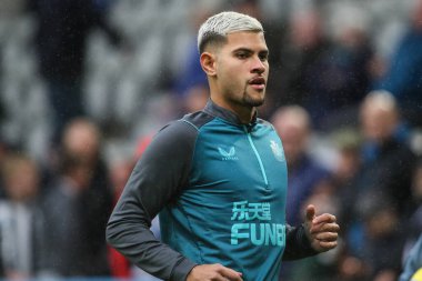 Newcastle 'dan Bruno Guimares 29 Ekim 2022' de İngiltere 'nin Newcastle kentinde oynanan Premier League maçı sırasında Aston Villa' ya karşı ısınıyor.