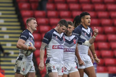 İngiltere 'den Matty Lees Rugby Ligi Dünya Kupası 2021 karşılaşmasında takım arkadaşlarıyla denemesini kutluyor. İngiltere - Yunanistan Bramall Lane, Sheffield, Birleşik Krallık, 29 Ekim 202