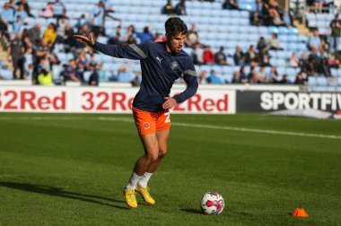 Blackpool 'dan Theo Corbeanu 29 Ekim 202' de Coventry City 'nin Coventry Building Society Arena' da Blackpool 'a karşı oynadığı Sky Bet Şampiyonası maçında ısınıyor.
