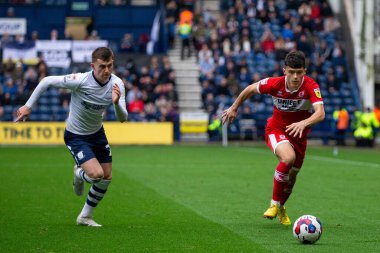Middlesborough 'dan Ryan Giles 29 Ekim 2022' de İngiltere 'nin Deepdale kentinde oynanan Sky Bet Şampiyonası maçında topla koşuyor.