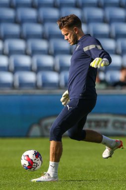 Blackpool 'dan Chris Maxwell 29 Ekim 202' de Coventry City 'nin Coventry Building Society Arena' da Blackpool 'a karşı oynadığı Sky Bet Şampiyonası maçında ısınıyor.