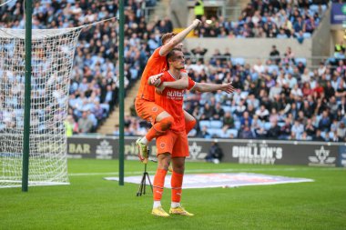 Blackpool 'dan Jerry Yates, Coventry Building Society Arena, Coventry, İngiltere' de 29 Ekim 202 'de oynanan Sky Bet Şampiyonası maçında Blackpool' lu Sonny Carey ile 1-2 kazanma hedefini kutluyor.