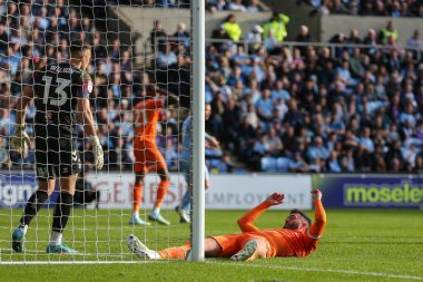 Blackpool 'dan Gary Madine # 14 numara Coventry City, Coventry Building Society Arena, Coventry, İngiltere' de 29 Ekim 202 'de Blackpool' a karşı oynanan Gökyüzü İddia Şampiyonası maçında gol atma şansını kaçırdıktan sonra