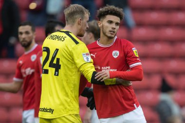 Barnsley 'den Josh Martin # 14 numara Lewis Thomas # 24 of Forest Green Rovers ile el sıkışıyor Sky Bet 1 maçı sonrasında Barnsley - Forest Green Rover Oakwell, Barnsley, Birleşik Krallık, 29 Ekim 202