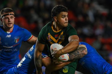 Avustralyalı Latrell Mitchell, Rugby Ligi Dünya Kupası 2021 karşılaşmasında İtalya 'nın St.Helens Stadyumu' nda 29 Ekim 202 'de oynanan karşılaşmada İtalyan Joseph Tramontana ve Nathan Brown tarafından yenildi.