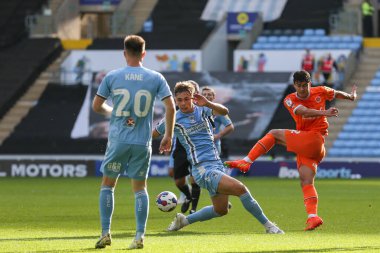 Blackpool 'dan Kenny Dougall 29 Ekim 202' de Coventry City 'nin Coventry Building Society Arena' da Blackpool 'a karşı oynadığı Gökyüzü İddia Şampiyonası maçında gol atarken görülüyor.