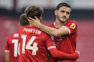Barnsley 'li Liam Kitching # 5, Barnsley' li golcü Josh Martin # 14 Barnsley ile 29 Ekim 202 tarihinde Oakwell, Barnsley, İngiltere 'de oynanan Sky Bet 1 maçı sırasında kutluyor.