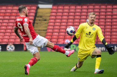 James Norwood # 9 Barnsley çip kalecisi Lewis Thomas # 24 of Forest Green Rovers Sky Bet 1 maçı sırasında Oakwell, Barnsley, Barnsley, İngiltere 'de Barnsley vs Green Rovers, 29 Ekim 202