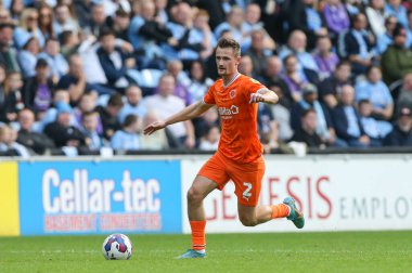 Blackpool 'dan Callum Connolly 29 Ekim 202' de Coventry City 'nin Coventry Building Society Arena' da Blackpool 'a karşı oynadığı Sky Bet Şampiyonası maçında topun üzerinde.