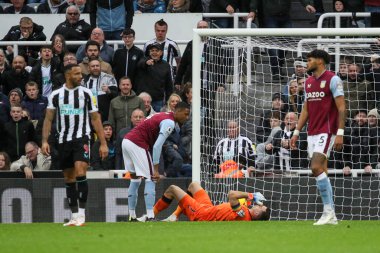 Aston Villa takımından Emiliano Martnez, Premier Lig karşılaşmasında sakatlandı. Newcastle United, Aston Villa 'ya karşı St. James' s Park, Newcastle, İngiltere, 29 Ekim 2022