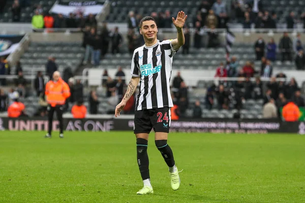 Newcastle 'dan Miguel Almirn # 24 Premier Lig karşılaşmasında Aston Villa' yı 4-0 yendikten sonra taraftarları alkışlıyor. Newcastle United, Aston Villa 'ya karşı St. James' s Park, Newcastle, Birleşik Krallık, 29 Ekim 2022