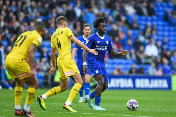 Cardiff City 'den Sheyi Ojo # 10, Rotherham United' ın Dan Barlaser # 4 'ünü Cardiff City - Rotherham United maçında Cardiff City Stadyumu, Cardiff, Birleşik Krallık, 29 Ekim 202' de aldı.