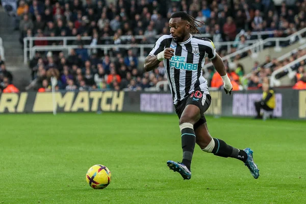 Newcastle 'dan Allan Saint-Maximin # 10 Premier League maçı sırasında Newcastle United, Aston Villa' ya karşı St. James 's Park, Newcastle, 29 Ekim 202