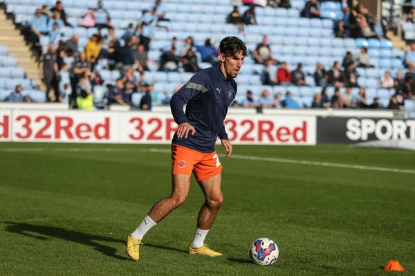 Blackpool 'dan Theo Corbeanu 29 Ekim 202' de Coventry City 'nin Coventry Building Society Arena' da Blackpool 'a karşı oynadığı Sky Bet Şampiyonası maçında ısınıyor.