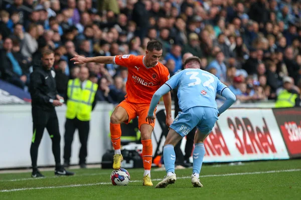 Blackpool 'dan Jerry Yates # 9 Coventry City' den Jack Burroughs # 32 'de Coventry City - Coventry City - Blackpool maçı sırasında Coventry Building Society Arena, Coventry, Birleşik Krallık, 29 Ekim 202' de koşuyor.