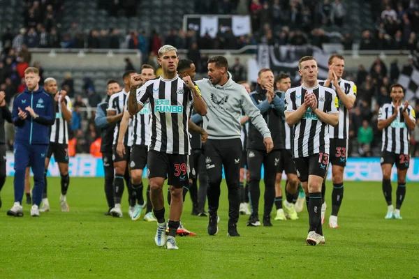 Newcastle United, Aston Villa 'yı Premier League maçı Newcastle United ile Aston Villa maçında 29 Ekim 202' de St. James 's Park, Newcastle' da 4-0 yendikten sonra taraftarları alkışladı.