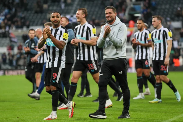 Newcastle Spelare Applåderar Fans Efter Att Slagit Aston Villa Premier — Stockfoto