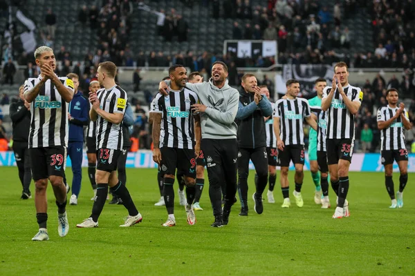 Newcastle United Applåderar Fans Efter Att Slagit Aston Villa Premier — Stockfoto
