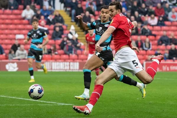 Liam Kitching Barnsley Action Sky Bet League Match Barnsley Forest — ストック写真