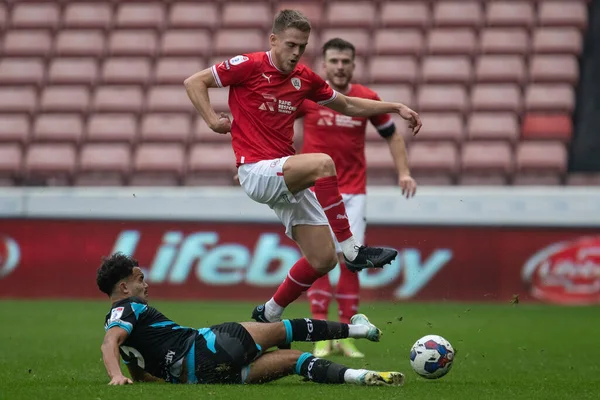 Josh Benson # 10 Barnsley Sky Bet Ligi 1 maçı sırasında Oakwell, Barnsley, Barnsley Green Rovers 'a karşı 29 Ekim 202