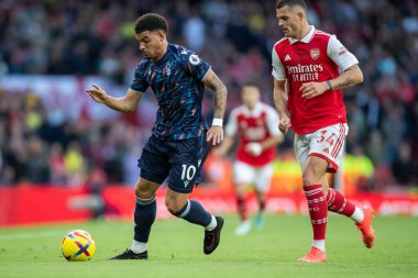 Nottingham Ormanı 'ndan Morgan Gibbs-White # 10 numara 30 Ekim 202' de Birleşik Krallık 'ın Emirates Stadyumu' nda oynanan Premier League maçında Arsenal - Nottingham Forest maçında Arsenal # 34 numara Arsenal 'i savuşturmaya çalışıyor.