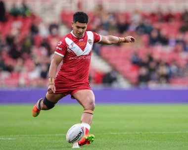 Tonga 'dan Isaiya Katoa, Rugby Ligi Dünya Kupası 2021 Grubu D Grubu maçında Riverside Stadyumu, Middlesbrough, İngiltere' de oynanan Tonga-Cook Adaları karşılaşmasında gol için dönüyor.