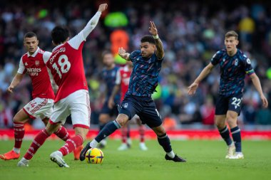Nottingham Forest 'tan Morgan Gibbs-White # 10 numara Premier League maçı sırasında Nottingham Forest' a karşı Emirates Stadyumu, Londra, 30 Ekim 202 'de oynanan maçta topu kazandı.