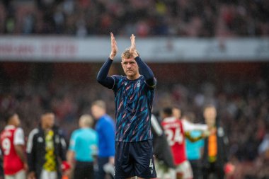Nottingham Ormanı 'ndan Joe Worrall Premier League maçı sırasında Londra, Birleşik Krallık' taki Emirates Stadyumu 'nda oynanan Arsenal-Nottingham Forest maçında gezgin taraftarlara teşekkür ediyor.