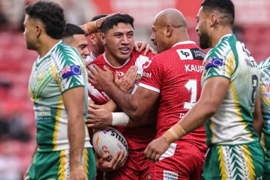 Tonga 'dan Jason Taumalolo, 30 Ekim 202' de İngiltere 'nin Middlesbrough kentindeki Riverside Stadyumu' nda oynanan Rugby Ligi Dünya Kupası 2021 Grubu D Grubu karşılaşmasında denemesini kutluyor.