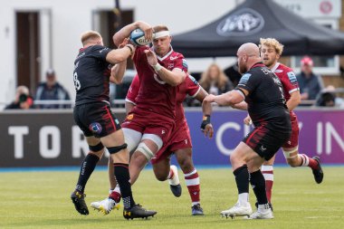  Saracens 'ten Jackson Wray # 8 Gallagher Premiership maçında Daniel du Preez # 8 ile StoneX Stadyumu, Londra, Birleşik Krallık' ta Saracens - Satış Köpekbalıkları maçında çarpışıyor.