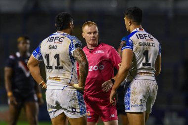 Hakem Todd Smith, 30 Ekim 202 tarihinde İngiltere 'nin Warrington kenti Halliwell Jones Stadyumu' nda oynanan Rugby Ligi Dünya Kupası 2021 Grubu A Grubu maçında Samoa 'nın Fransa' ya karşı oynadığı maçta Samoa 'dan Ligi Sao' ya sesleniyor.
