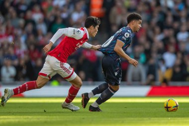 Nottingham Ormanı 'ndan Morgan Gibbs-White # 10 numara Arsenal' in 18 numaralı Arsenal maçı sırasında Takehiro Tomiyasu 'dan kaçtı. Nottingham Ormanı' na karşı Emirates Stadyumu, Londra, 30 Ekim 202