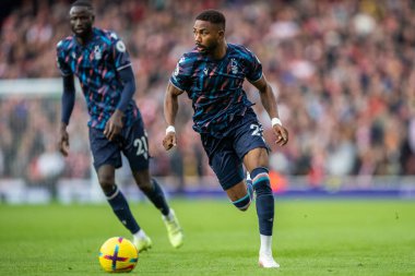 Nottingham Ormanı 'ndan 25 numaralı Emmanuel Dennis, 30 Ekim 202' de Emirates Stadyumu 'nda oynanan Premier League maçında topu Nottingham Ormanı' na karşı Arsenal maçında öne çıkardı.