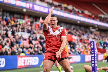 Tonga 'dan Tui Lolohea, 30 Ekim 202' de İngiltere 'nin Middlesbrough kentindeki Riverside Stadyumu' nda oynanan Rugby Ligi Dünya Kupası 2021 D Grubu karşılaşmasında denemesini kutluyor.