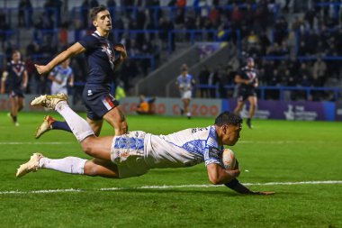 Samoa 'dan Anthony Milford, 30 Ekim 202' de İngiltere 'nin Warrington kentinde oynanan Halliwell Jones Stadyumu' nda oynanan Rugby Ligi Dünya Kupası 2021 A Grubu maçında bir deneme için sahaya çıkıyor.