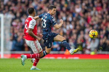 Nottingham Ormanı 'ndan Remo Freuler # 23 numara Premier League maçında topu geniş bir alana yayıyor. Arsenal, Nottingham Ormanı' na karşı Emirates Stadyumu, Londra, İngiltere, 30 Ekim 202