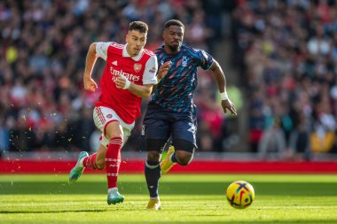 Nottingham Ormanı 'ndan Serge Aurier # 24 Premier League maçı sırasında Arsenal' in 11 numaralı oyuncusu Gabriel Martinelli 'yi kovaladı. Arsenal, Nottingham Ormanı' na karşı Emirates Stadyumu, Londra, İngiltere, 30 Ekim 202