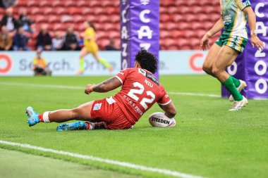 Tonga 'dan Tesi Niu, 30 Ekim 202' de İngiltere 'nin Middlesbrough kentinde oynanan Rugby Ligi Dünya Kupası 2021 Grubu D Grubu karşılaşmasında mücadele ediyor.