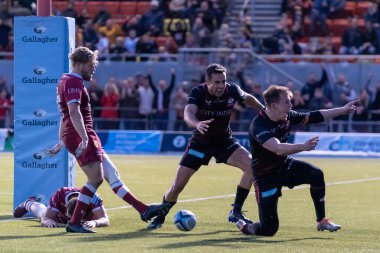  Saracens 'ın 12 numaralı oyuncusu Nick Tompkins, 30 Ekim 202' de StoneX Stadyumu 'nda oynanan Gallagher Premiership maçında Saracens' a karşı Satış Köpekbalıkları maçında gol atmasını kutluyor.