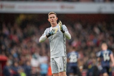 Nottingham Ormanı 'ndan Dekan Henderson # 1 Premier League maçı sırasında Londra, Emirates Stadyumu' nda oynanan Arsenal - Nottingham Forest maçında gezgin taraftarlara teşekkür eder.