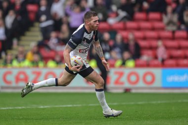 İngiltere 'den Marc Sneyd, 29 Ekim 202' de İngiltere 'nin Bramall Lane, Sheffield, İngiltere' de oynadığı Rugby Ligi Dünya Kupası 2021 karşılaşmasında koşmaya başladı.