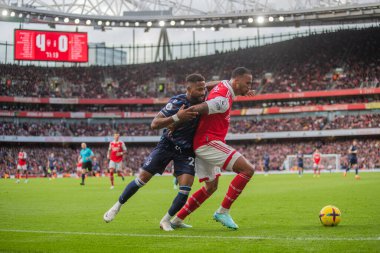 Arsenal 'den Gabriel # 6 numara Emmanuel Dennis # 25 of Nottingham Forest Premier Lig maçı sırasında Nottingham Ormanı' na karşı Emirates Stadyumu, Londra, Birleşik Krallık 'ta 30 Ekim 202' de oynanan maçta topu koruyor.