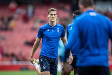 Nottingham Ormanı 'ndan Ryan Yates # 22 Premier League maçından önce ısınıyor. Arsenal, Nottingham Ormanı' na karşı Emirates Stadyumu, Londra, 30 Ekim 202