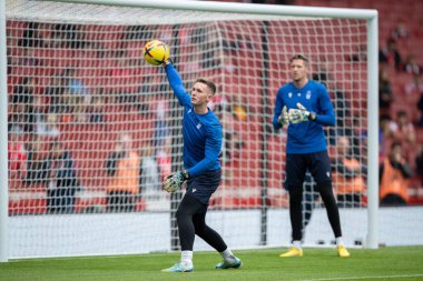 Nottingham Ormanı 'ndan Dekan Henderson 30 Ekim 202' de Emirates Stadyumu 'nda oynanan Premier League maçından önce ısınıyor.