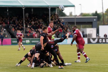  Saracens 'ten İvan van van Zyl 30 Ekim 202' de StoneX Stadyumu 'nda oynanan Gallagher Premiership maçında topu temizledi.